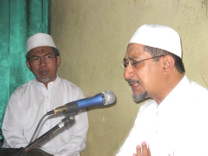 Habib Husein Bin Alwy Ibn Aqiel dan H. Mushoddaqul Umam, (Habib Husein Ibn Alwy Ibn Aqiel ketika mengisi di Majlis Taklim Jam'iyyah Padang Ati yang diasuh oleh H. Mushoddaqul Umam, ketua Yayasan Nurul Huda