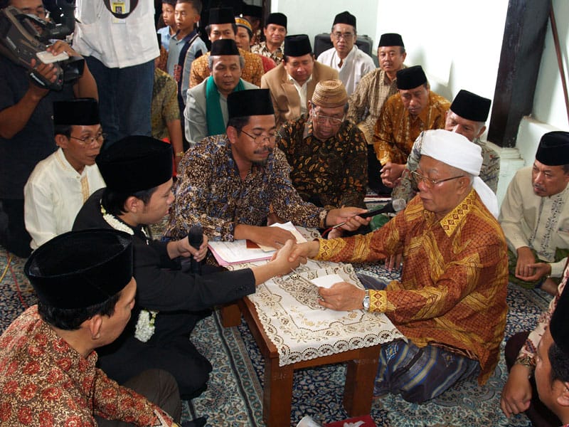 KH. Masduqi Machfudz, pengasuh PPSSNH mengakadkan Nada Fatma, putri ke-5 KH. A. Mustofa Bisri, disaksikan Gus Dur dan KH. Cecep Saifuddin (pengurus PBNU) pada 11 Agustus 2007 lalu