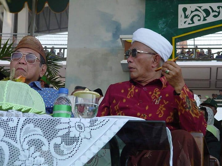 KH. Masduqi Machfudz duduk berdampingan di atas podium bersama Gus Dur dalam suatu acara